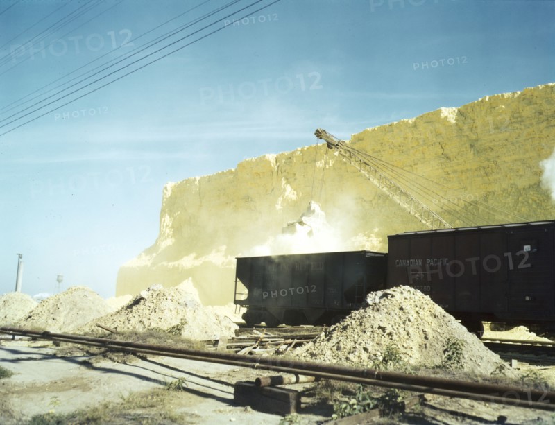 Loading box cars with sulphur, Freeport Sulphur Co., Hoskins Mound, Texas, 1943. Creator: John Vachon.