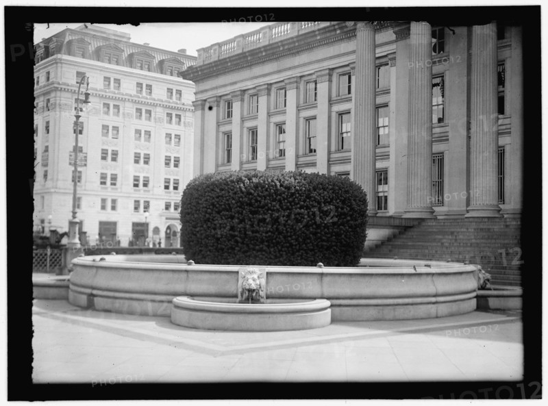 Fountain, between 1909 and 1914.