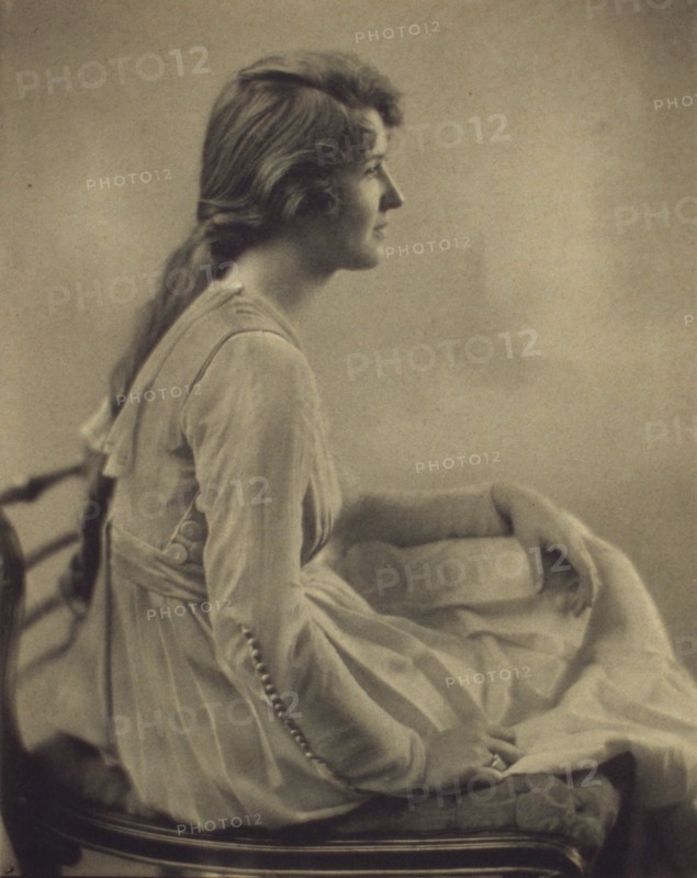 Young woman seated, looking right, 1918.
