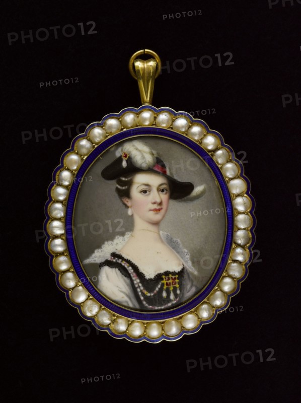 Portrait de jeune femme en costume.