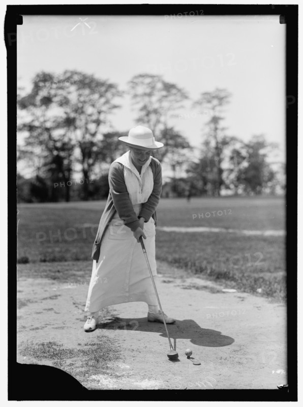 Mrs. Ed .. playing golf, between 1913 and 1917.