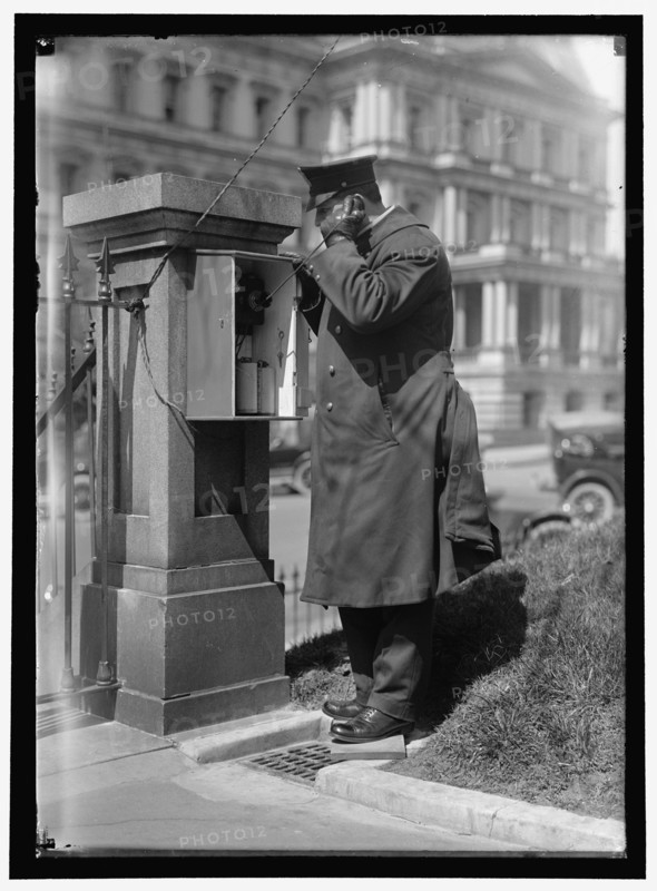 Call box at White House, between 1910 and 1917.