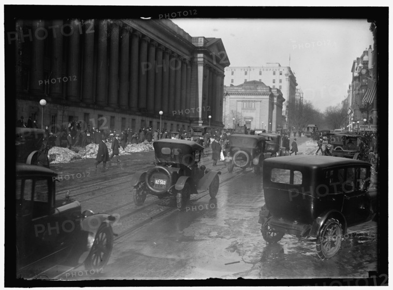 Street scene, Washington, D.C., between 1913 and 1918.