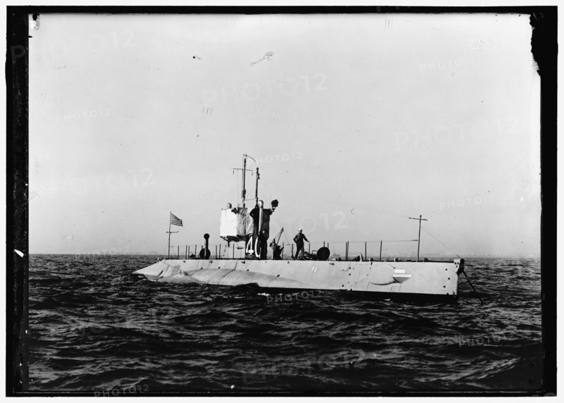 Submarine, #40, the USS L-1 (SS-40), between 1915 and 1918. Creator: Harris & Ewing.