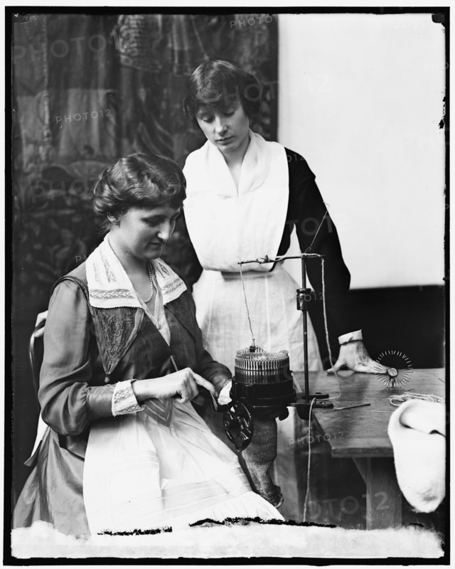 Mrs. Evans Seawell & Mrs. Henry Rogers, between 1910 and 1920. Creator: Harris & Ewing.