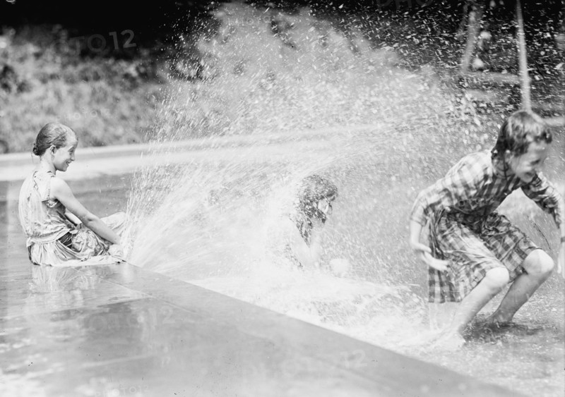 District of Columbia Parks - Children At Fountains And Pools, 1912. [USA].
