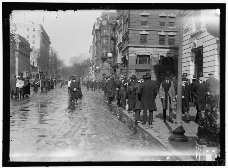 Street scene, near G Street, Washington, D.C., between 1913 and 1918.