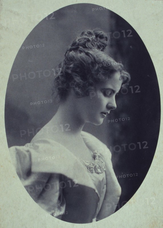 Young woman, facing right, head-and-shoulders profile portrait, c1900.
