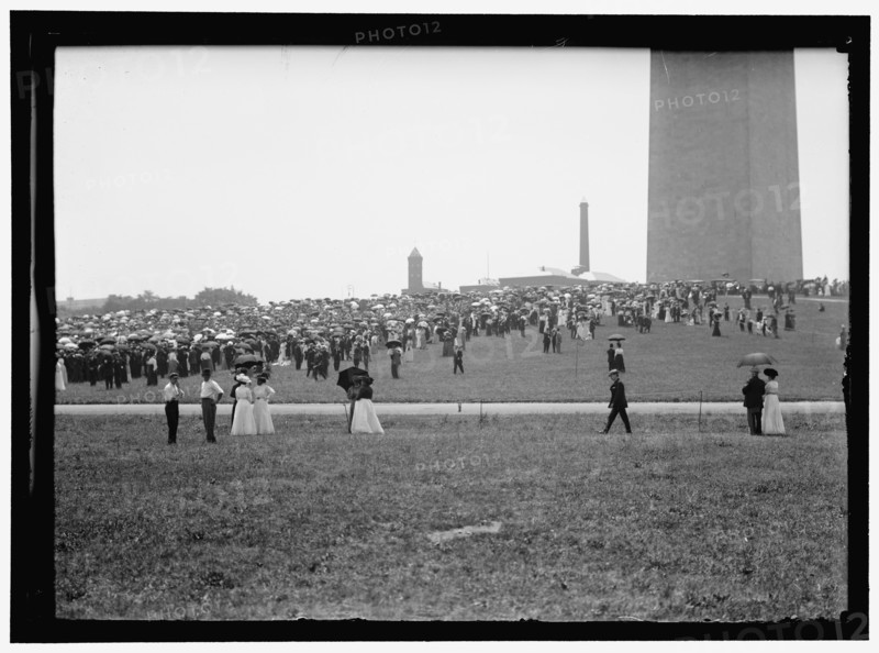 Crowd at base of Washington Monument, Washington, D.C., between 1909 and 1923.