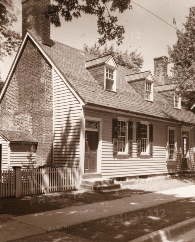 Hugh Mercer Apothecary Shop, Fredericksburg, Virginia, between 1927 and 1929. Creator: Frances Benjamin Johnston.