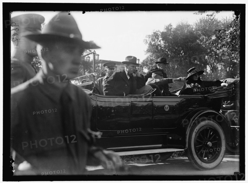 Woodrow Wilson and wife (Edith Bolling Wilson) in back seat of automobile, between 1916 and 1918.