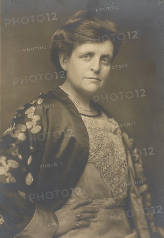 Frances Benjamin Johnston, half-length portrait, turned to the right, facing front, with right hand on hip, 1911.