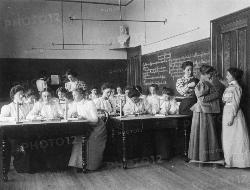 Group of young women studying static electricity in normal school, Washington, D.C., (1899?).