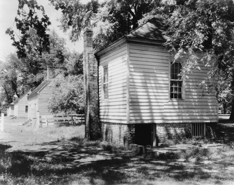 Residence, cabin, on James River, Tuckahoe Plantation, Goochland County, Virginia, between c1905 and c1933.