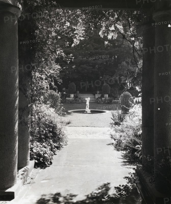 Myron Hunt house, 200 North Grand Avenue, Pasadena, California, 1917. Creator: Frances Benjamin Johnston.