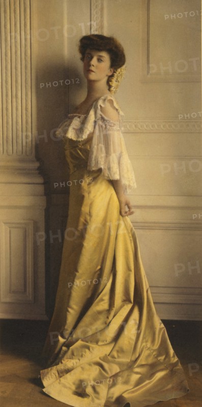 Alice Roosevelt Longworth, full-length portrait, standing, facing left, 1903. Creator: Frances Benjamin Johnston.