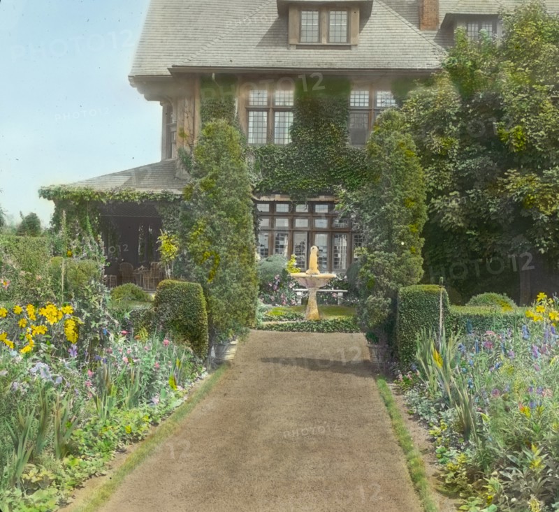 Dr. Peter Brown Wyckoff house, Gin Lane, Southampton, New York, 1914. Creator: Frances Benjamin Johnston.