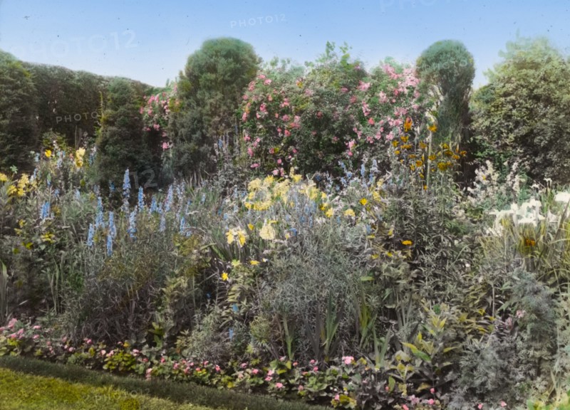 Dr. Peter Brown Wyckoff house, Gin Lane, Southampton, New York, 1914. Creator: Frances Benjamin Johnston.