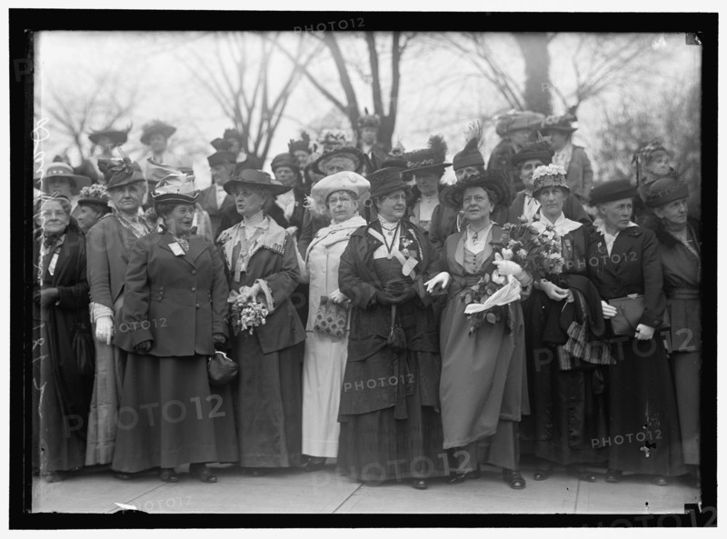 Daughters of 1812, between 1910 and 1917. Creator: Harris & Ewing.