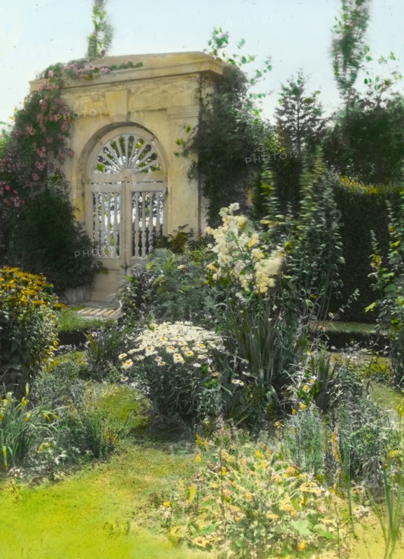 Millefiori, Albert Barnes Boardman house, Great Plains Road and Coopers Neck..., New York, 1914. Creator: Frances Benjamin Johnston.