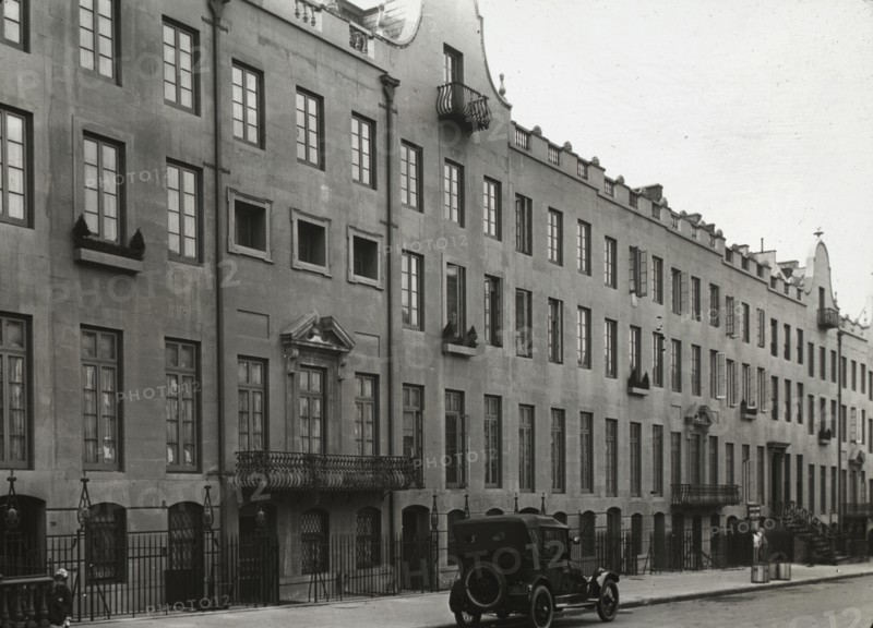Turtle Bay Gardens, 228-246 East 49th Street, New York, New York, 1920. Creator: Frances Benjamin Johnston.