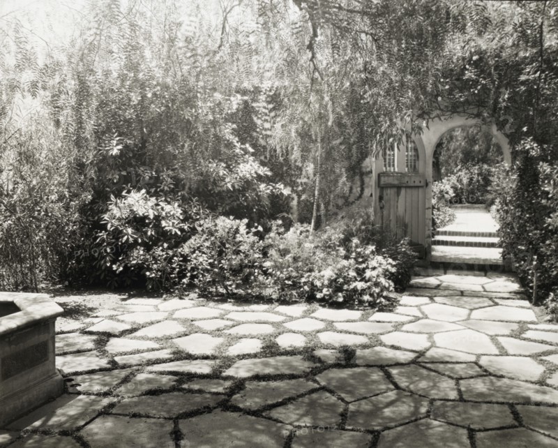 Wellington Stanley Morse house, 450 South San Rafael Avenue, Pasadena, California, 1917. Creator: Frances Benjamin Johnston.