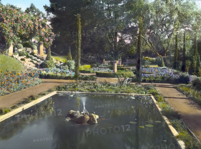 Mrs. Francis Lemoine Loring house, 700 South San Rafael Avenue, Pasadena, California, 1917. Creator: Frances Benjamin Johnston.