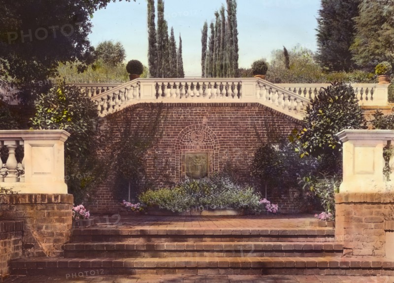 Mrs. Francis Lemoine Loring house, 700 South San Rafael Avenue, Pasadena, California, 1917. Creator: Frances Benjamin Johnston.