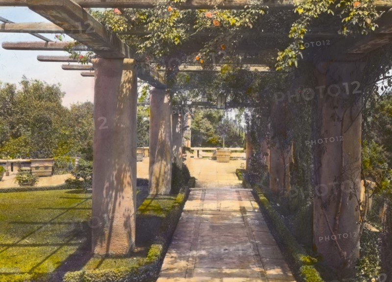 Il Paradiso, Mrs. Dudley Peter Allen house, 1188 Hillcrest Avenue, Oak Knoll, Pasadena, CA, 1917. Creator: Frances Benjamin Johnston.
