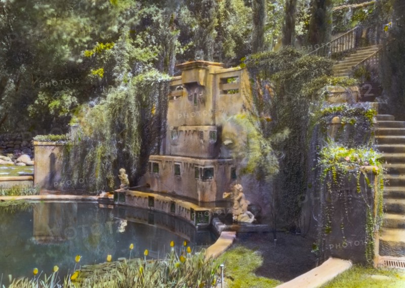 Il Paradiso, Mrs. Dudley Peter Allen house, 1188 Hillcrest Avenue, Oak Knoll, Pasadena, CA, 1917. Creator: Frances Benjamin Johnston.