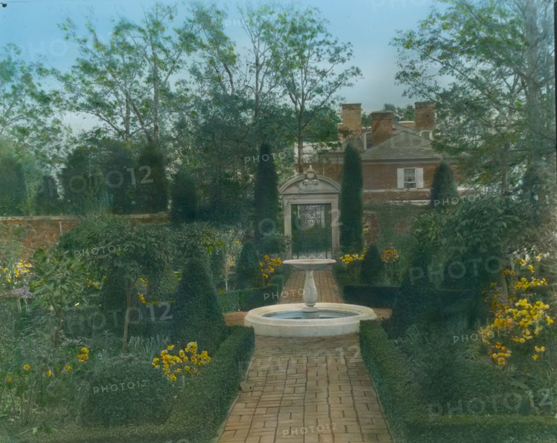 The Causeway, James Parmelee house, 3100 Macomb Street, Washington, D.C., 1919. Creator: Frances Benjamin Johnston.