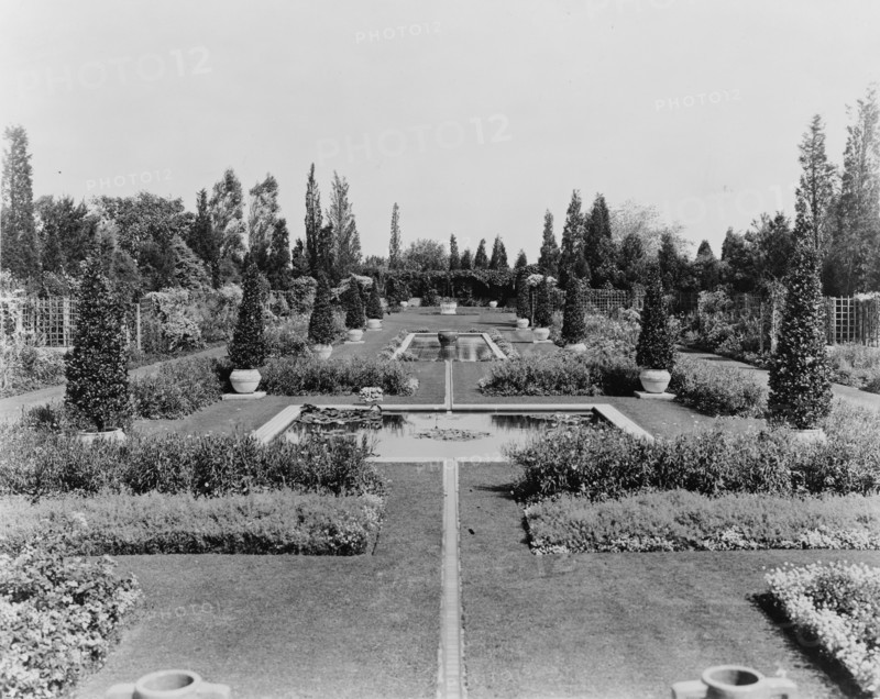 Beacon Hill House, Arthur Curtiss James house, Beacon Hill Road, Newport, Rhode Island, 1917. Creator: Frances Benjamin Johnston.