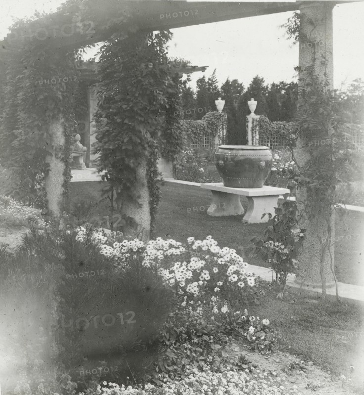 Beacon Hill House, Arthur Curtiss James house, Beacon Hill Road, Newport, Rhode Island, 1917. Creator: Frances Benjamin Johnston.