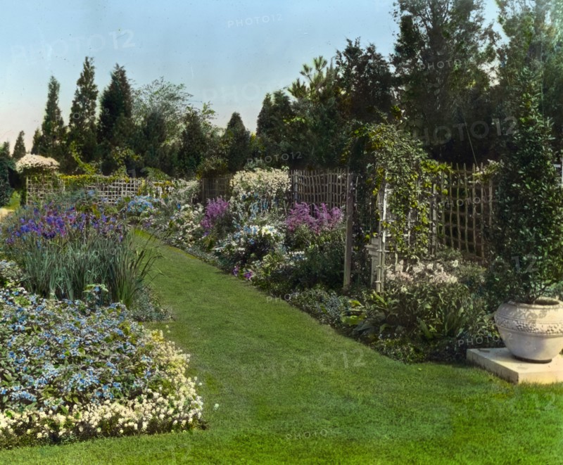 Beacon Hill House, Arthur Curtiss James house, Beacon Hill Road, Newport, Rhode Island, 1917. Creator: Frances Benjamin Johnston.