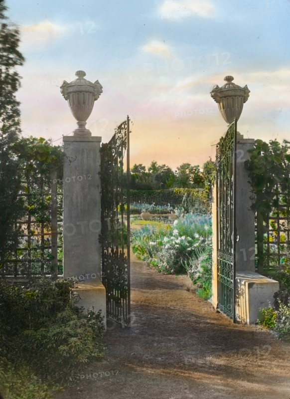 Beacon Hill House, Arthur Curtiss James house, Beacon Hill Road, Newport, Rhode Island, 1917. Creator: Frances Benjamin Johnston.