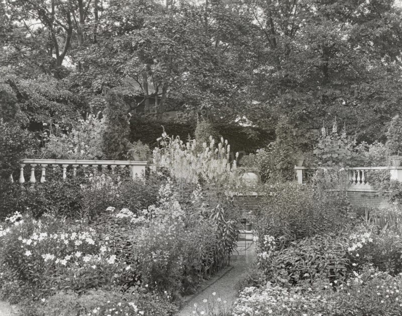 Dudley Leavitt Pickman, Jr., house, 213 Hale Street, Beverly, Massachusetts, 1926. Creator: Frances Benjamin Johnston.