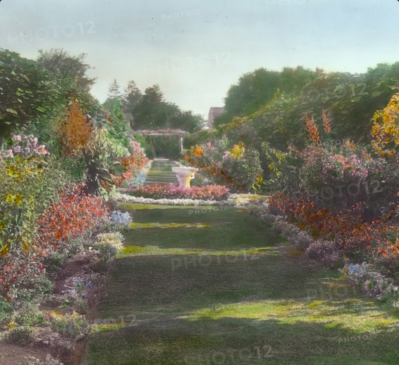 Mariemont, Thomas Josephus Emery house, 386 Greenwood Ave., Middletown, Rhode Island, 1914. Creator: Frances Benjamin Johnston.
