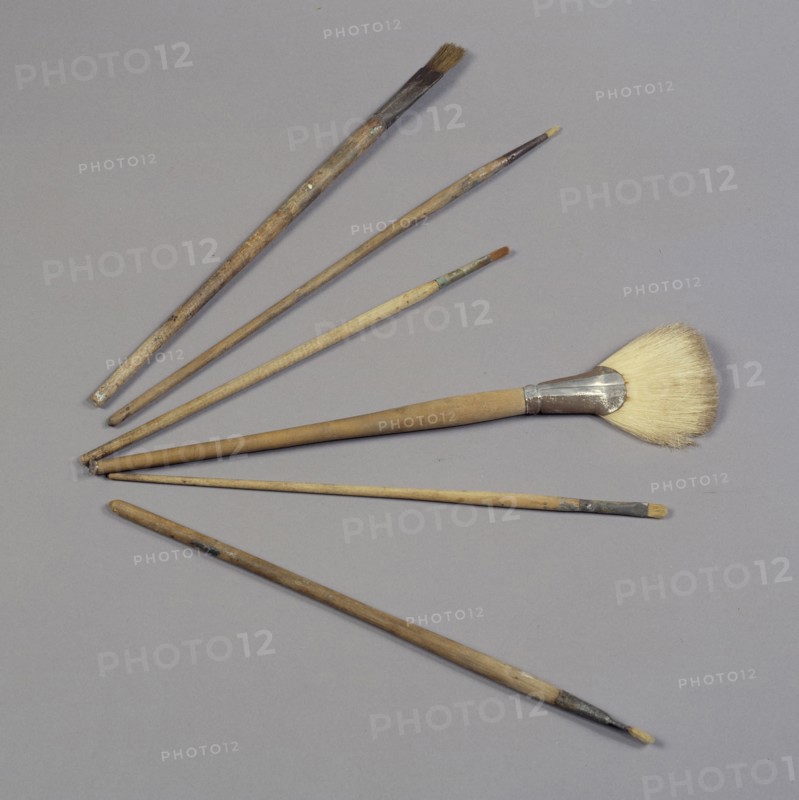 Brushes of different sizes, before 1932.