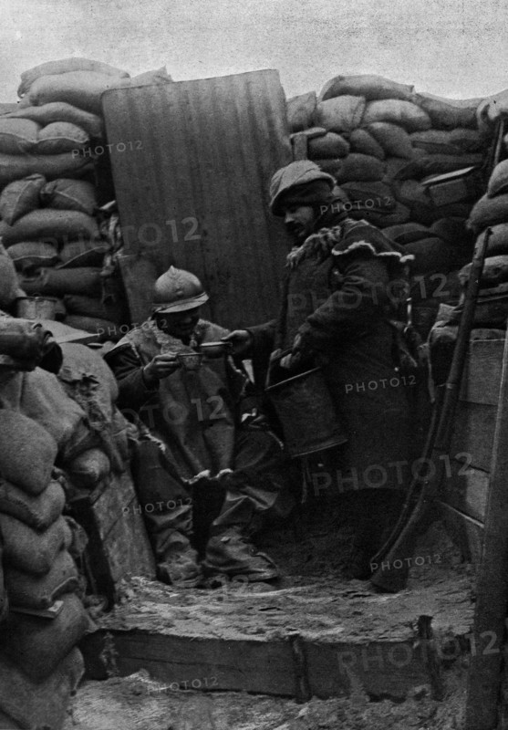 ''Bonne tranchee, bon equipement et bon "jus".1916. Creator: Unknown.