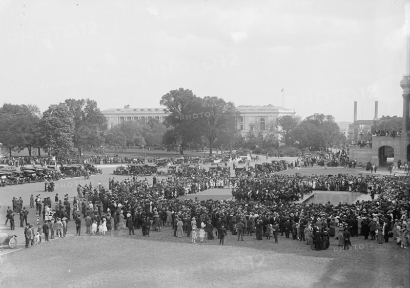 Bible Society Open Air Meeting, East Front of The Capitol, 1917. Washington, DC.