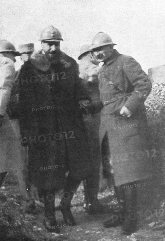 ''Sur le Front; Le general Gouraud inspecte ses lignes.', 1915. Creator: Unknown.