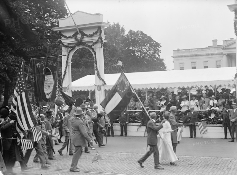 Confederate Reunion - W.E. Payne, with Battle Flag, 1917. Creator: Harris & Ewing.