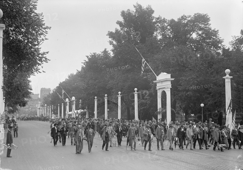 Confederate Reunion - Parade Passing Through Court of Honor, 1917. Creator: Harris & Ewing.
