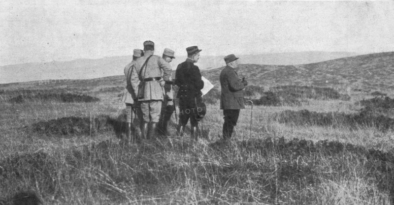 ''Le general de Castelnau a Salonique; La visite a pied du terrain.', 1916. Creator: Unknown.