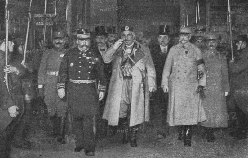 'Les souverains de Montenegro a Lyon; la reine Milena, accompagnee par le prince...,1916. Creator: Unknown.