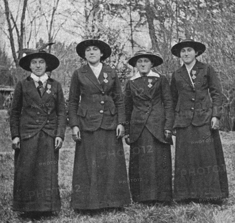 ''Les quatre heroines de Vertus; les quatre soeurs Vatel decorees de la Croix de Guerre.'. Creator: Unknown.