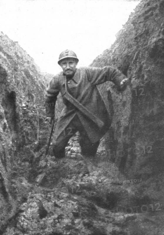 'Sur le Front; nous avons montre, dans un precedent numero, une "bonne tranchee"..., 1915. Creator: Unknown.