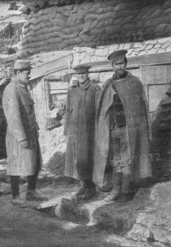 'Sur le Front; Soldats russes, prisonniers des Allemands depuis juillet 1915, qui..., 1915. Creator: Unknown.