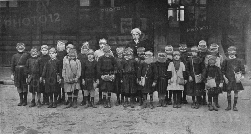 'Les enfants d'une des ecoles primaires de Reims, avec leurs masques contre les gaz..., 1916. Creator: Unknown.