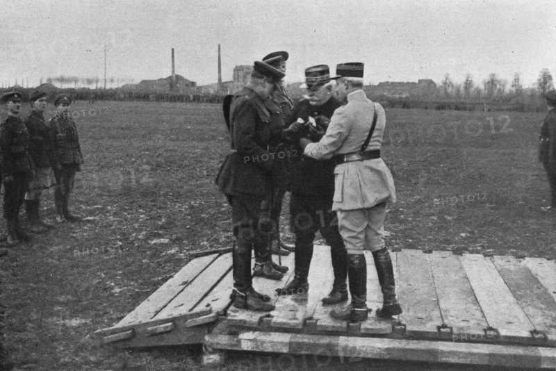 'Le general Joffre sur les fronts Anglais et Francais; le successeur marechal French..., 1916. Creator: Unknown.